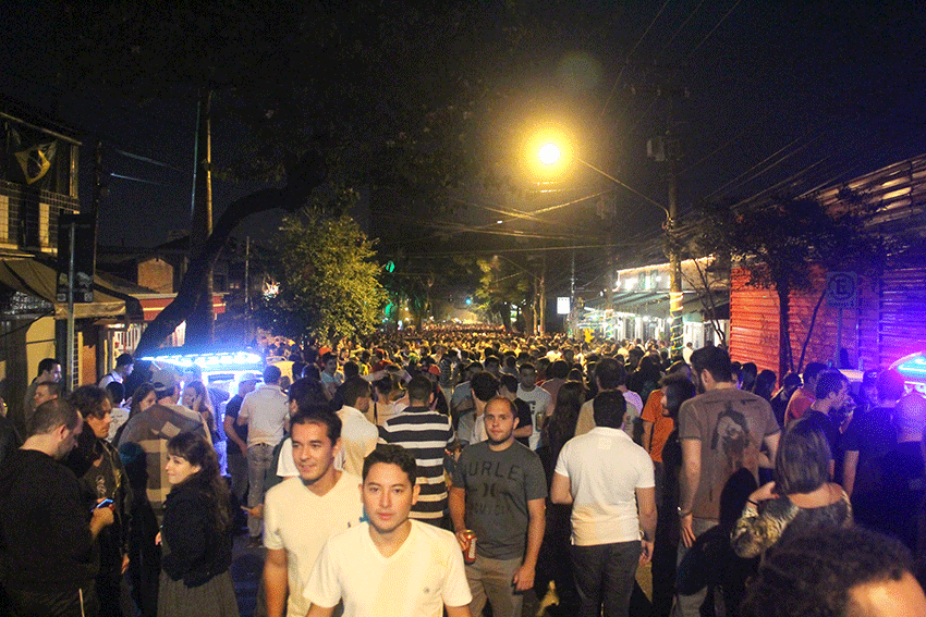 Vista da Rua Aspicuelta, a partir da Fradique Coutinho, também tomada pela multidão