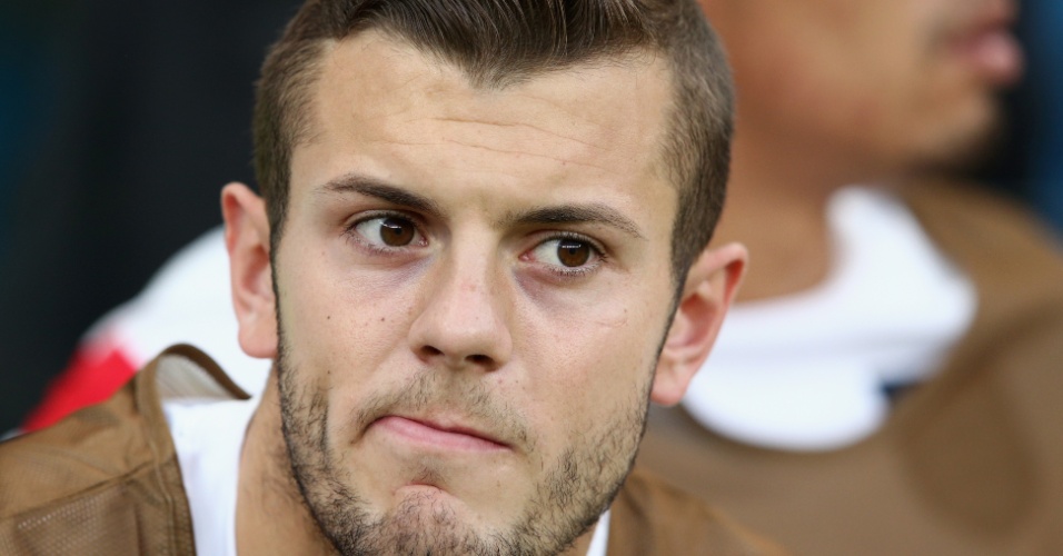 Wilshere observa a seleção inglesa em ação contra a Itália, na Arena Amazônia