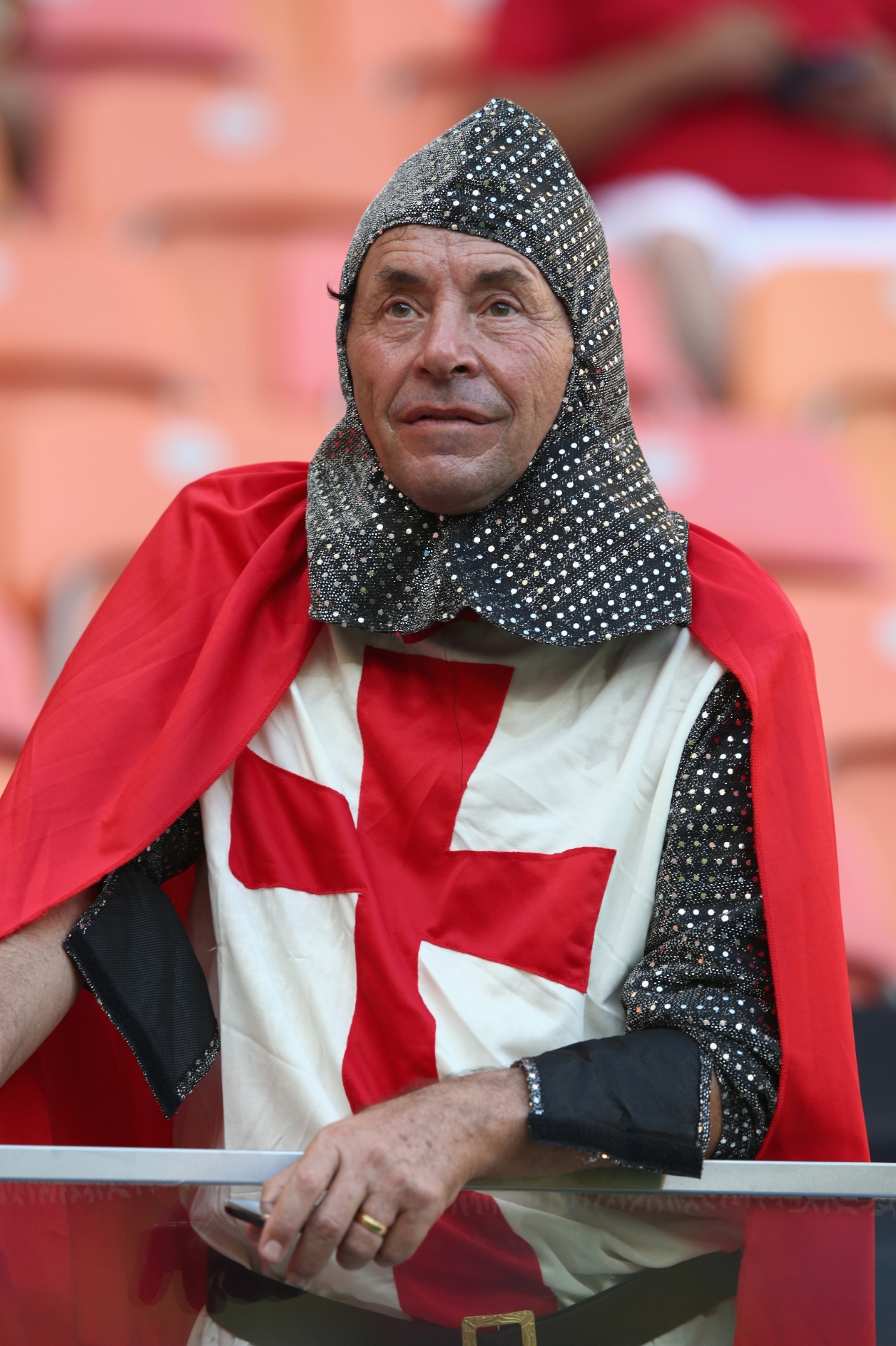 14.jun.2014 - Valeu a fantasia, mas este cavaleiro inglês deve ter sentido um calor daqueles em Manaus para ver sua seleção perder para a Itália