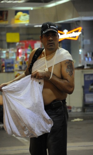 15.06.14 - Homem com bandagem no ombro após ser ferido em protesto no Rio de Janeiro