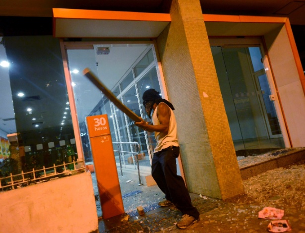 15.06.14 - Homem quebra agência bancária em manifestação contra a Copa na Tijuca, no Rio de Janeiro