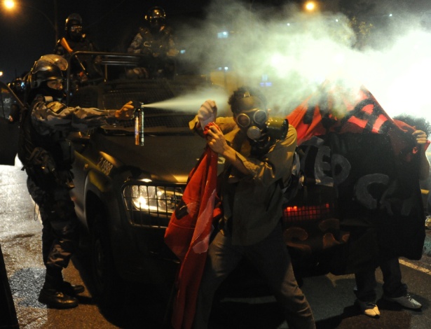 15.06.14 - Policial dispara spray de pimenta em manifestante durante protesto perto do Maracanã, no Rio de Janeiro