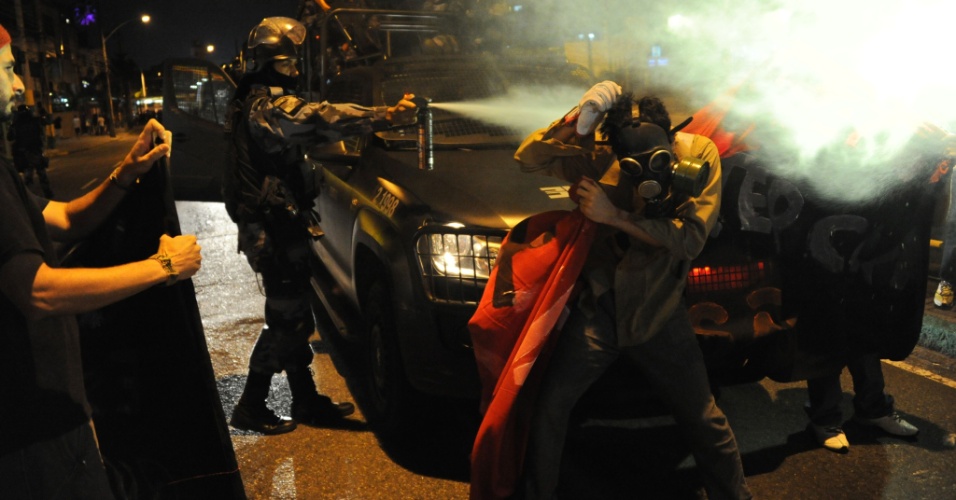 15.06.14 - Policial dispara spray de pimenta em manifestante durante protesto perto do Maracanã, no Rio de Janeiro