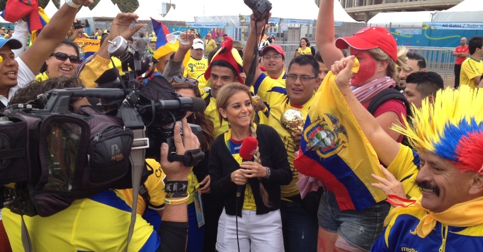 15.jun.2014 - Popular em seu país, a jornalista equatoriana Mariegiselle Carrillo, de 26 anos, mobiliza os torcedores de sua seleção onde passa