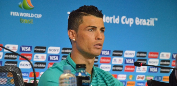 Cristiano Ronaldo concede entrevista coletiva na sala de imprensa da Fonte Nova