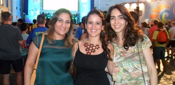 Laís Guedes (centro) e amigas posam para foto em Fan Fest montada no centro histórico de Recife