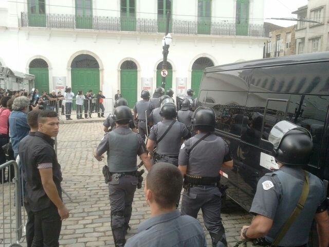 15.jun.2014 - Policiais são deslocados para conter protesto nas cercanias do Museu Pelé
