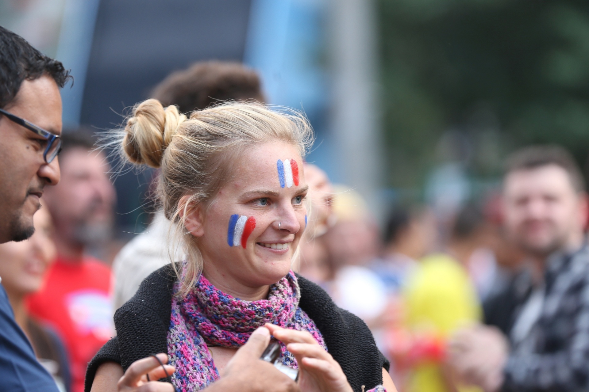 15.jun.2014 - Torcedora da França pintou o rosto para apoiar seleção em Fan Fest de São Paulo
