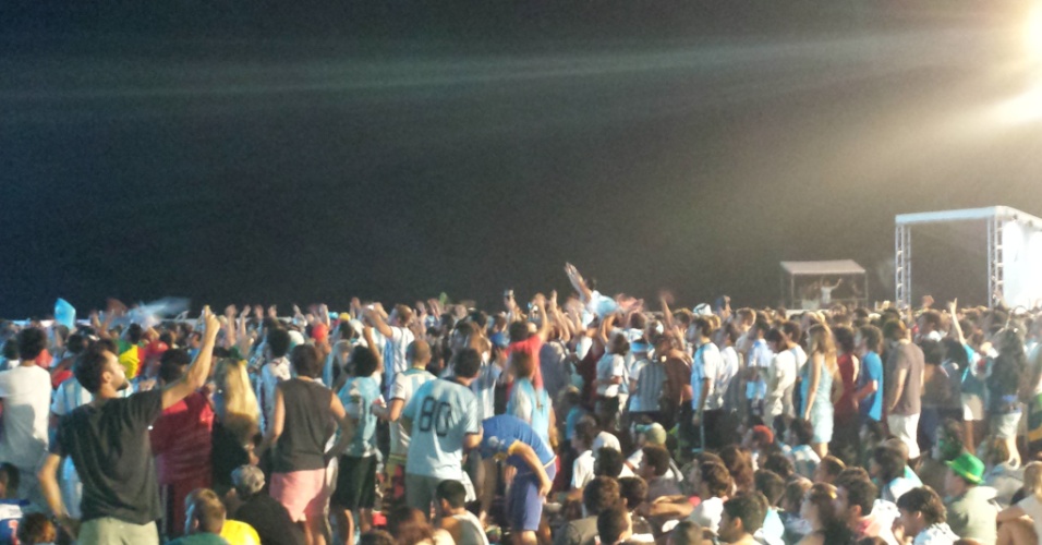 15.jun.2014 - Torcedores argentinos comemoram gol de Messi em Fan Fest no Rio de Janeiro 