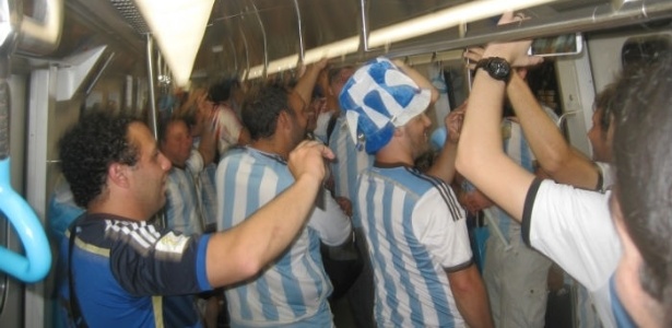 Torcedores argentinos enchem vagão de metrô do Rio antes de partida no Maracanã