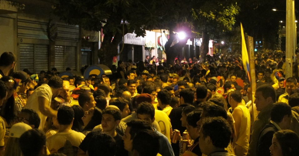 15.jun.2014 - Torcedores colombianos lotaram uma rua no centro de Belo Horizonte para festejar a vitória sobre a Grécia por 3 a 0