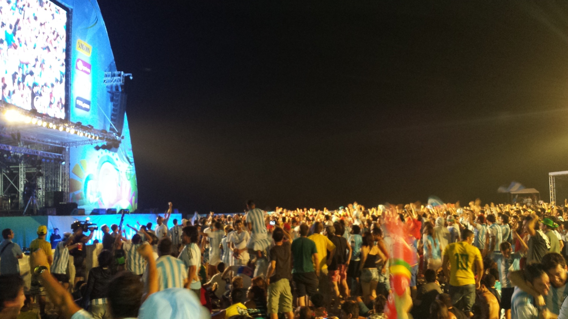 15.jun.2014 - Torcedores da Argentina explodem de alegria em Fan Fest do Rio de Janeiro após gol de Messi 