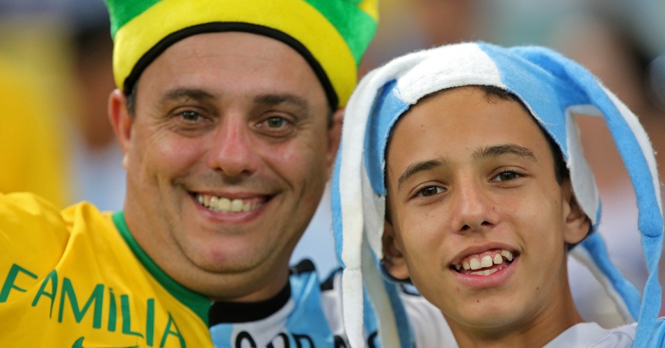 Torcedores mostram a paixão dividida entre Brasil e Argentina no Maracanã