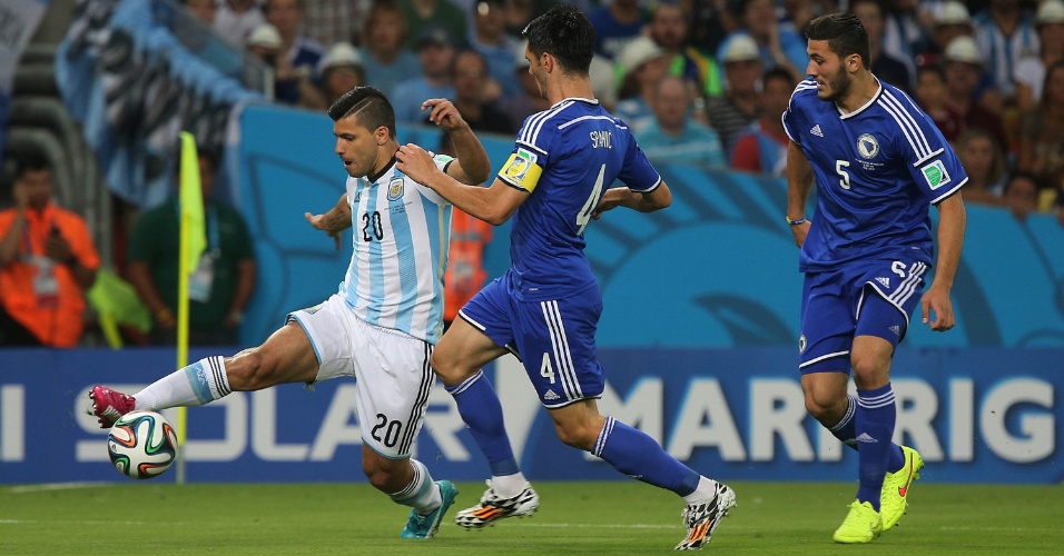 Aguero encara a marcação da Bósnia na primeira partida da Argentina na Copa do Mundo