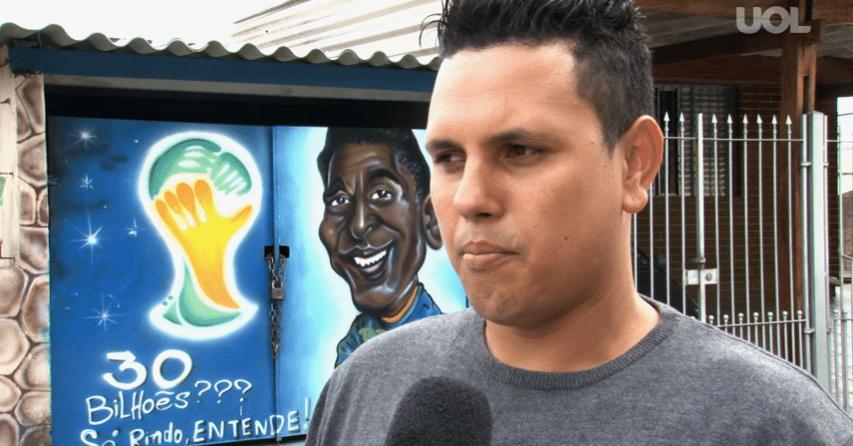 Alessandro Franklin, tatuador, morador da rua Geraldo Alves de Carvalho, enfeitada e premiada pela decoração de Copa do Mundo em São Paulo