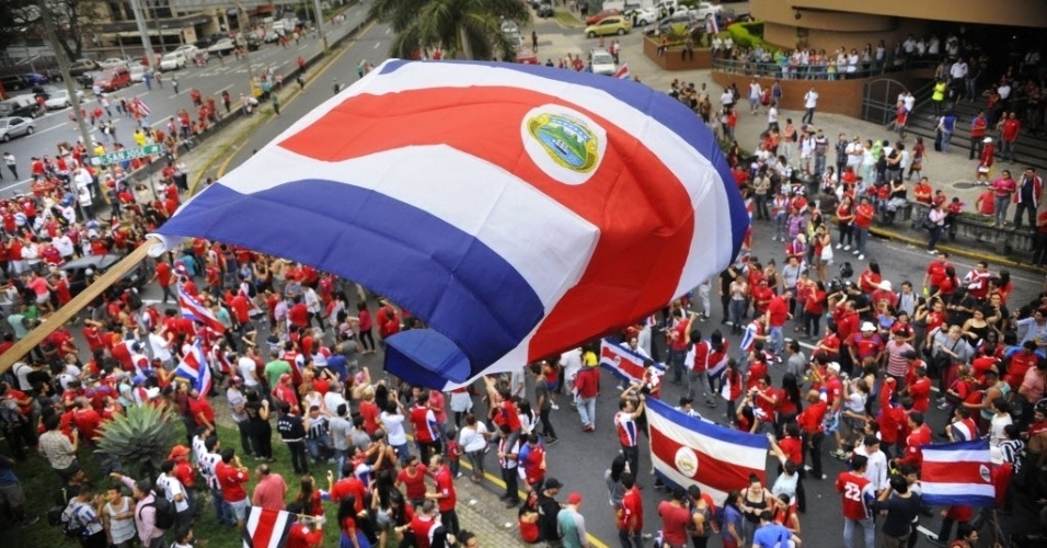 Após surpreendente vitória da Costa Rica sobre o Uruguai, torcedores comemoraram muito nas ruas de San José, capital do país