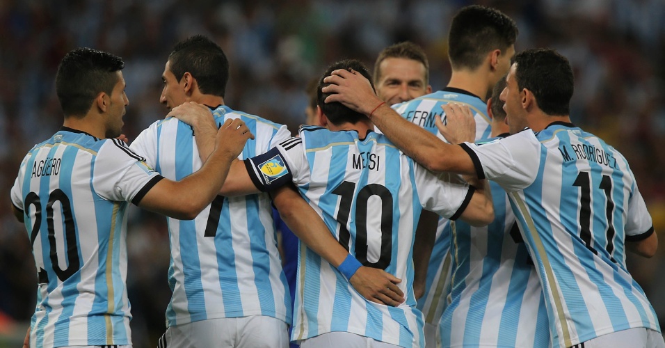 Argentinos comemoram após a seleção abrir o placar contra a Bósnia-Herzegóvina no início do jogo no Maracanã
