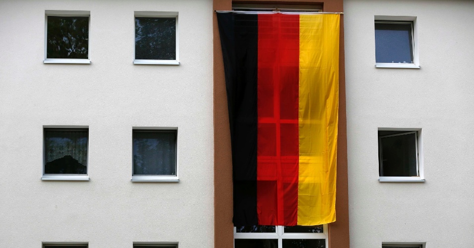 Bandeira da Alemanha é exibida em fachada de prédio em Dortmund