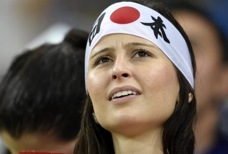 Bela torcedora do Japão sofre durante derrota da seleção para a Costa do Marfim