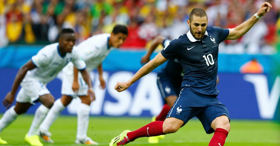 Benzema cobra o pênalti no qual abriu o placar para a França sobre Honduras