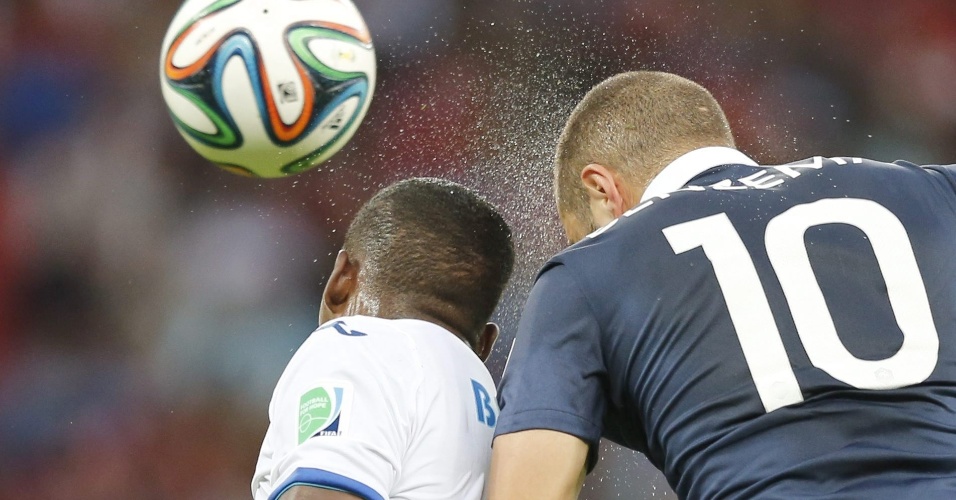Benzema disputa de cabeça a bola com Beckeles na vitória da França sobre Honduras em Porto Alegre