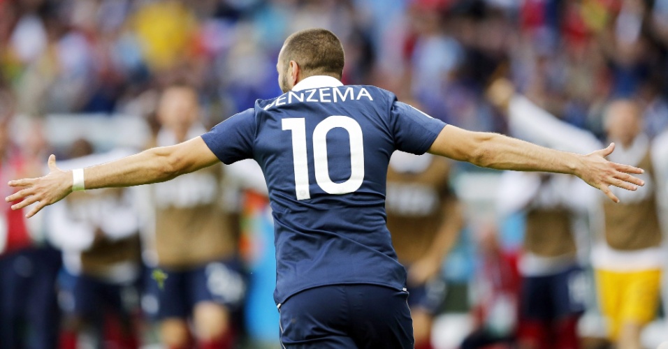 Benzema sai para comemorar após anotar o terceiro gol da França sobre Honduras no Beira Rio