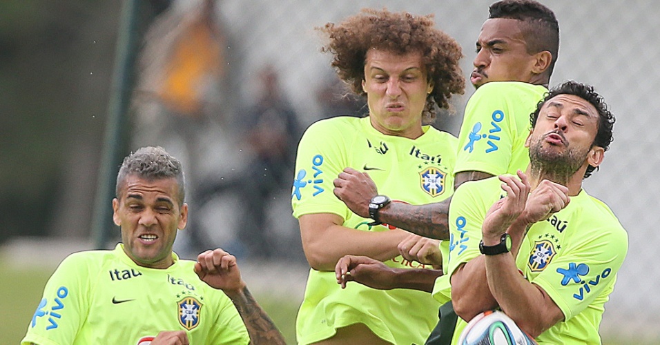 Daniel Alves, David Luiz, Luiz Gustavo e Fred fazem careta enquanto ficam na barreira durante treino da seleção brasileira