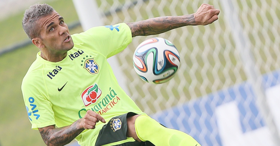 Daniel Alves participa do treino da seleção, que teve um coletivo com titulares enfrentando reservas