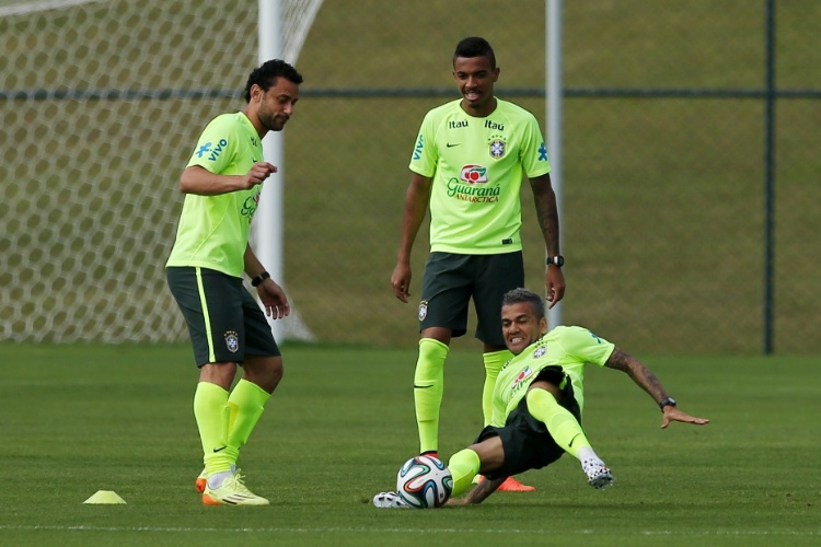 Daniel Alves seguiu Neymar e também pintou os cabelos antes da partida contra o México, na terça-feira