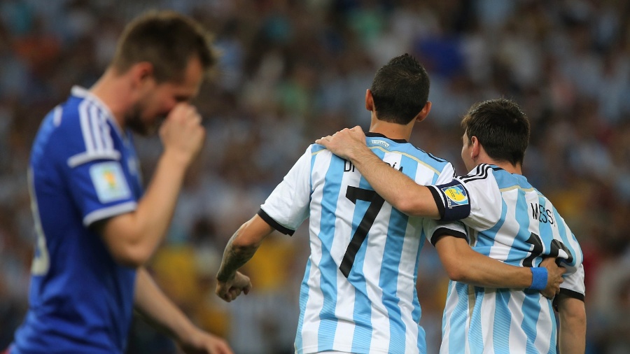 Di Maria e Messi comemoram o primeiro gol da Argentina contra a Bósnia, no Maracanã - Julio Cesar Guimaraes/UOL