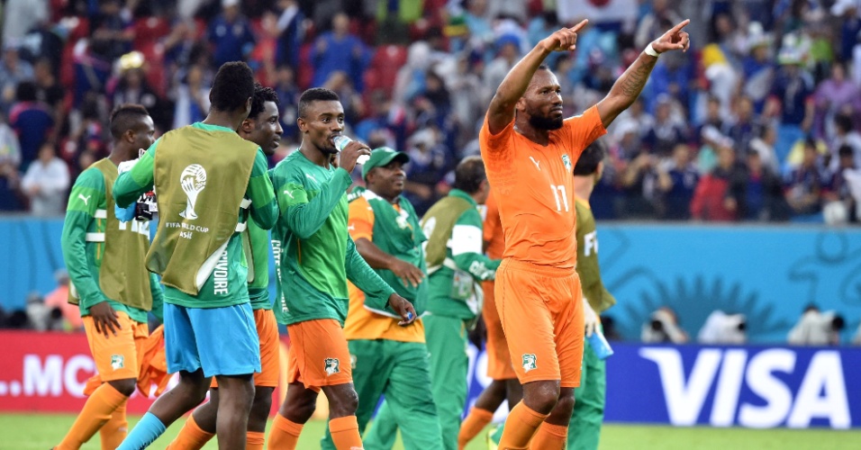Didier Drogba e jogadores da Costa do Marfim comemoram a vitória sobre o Japão por 2 a 1 na Arena Pernambuco