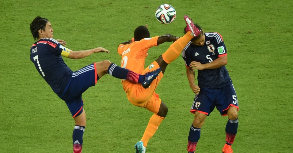 Didier Ya Konan faz jogada perigosa na partida contra o Japão. A Costa do Marfim venceu de virada por 2 a 1