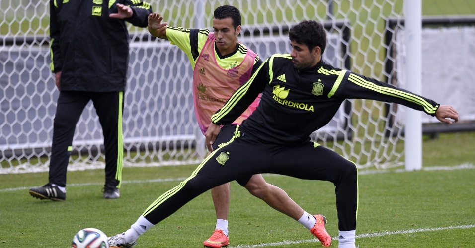 Diego Costa e Pedro disputam bola em treino da Espanha no CT do Caju, em Curitiba