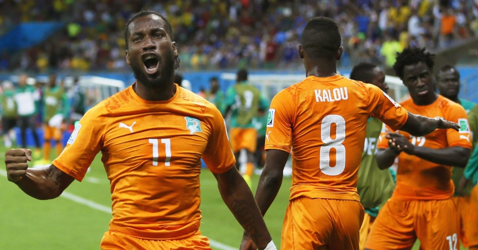 Drogba vibra ao ajudar a garantir a vitória da Costa do Marfim sobre o Japão por 2 a 1