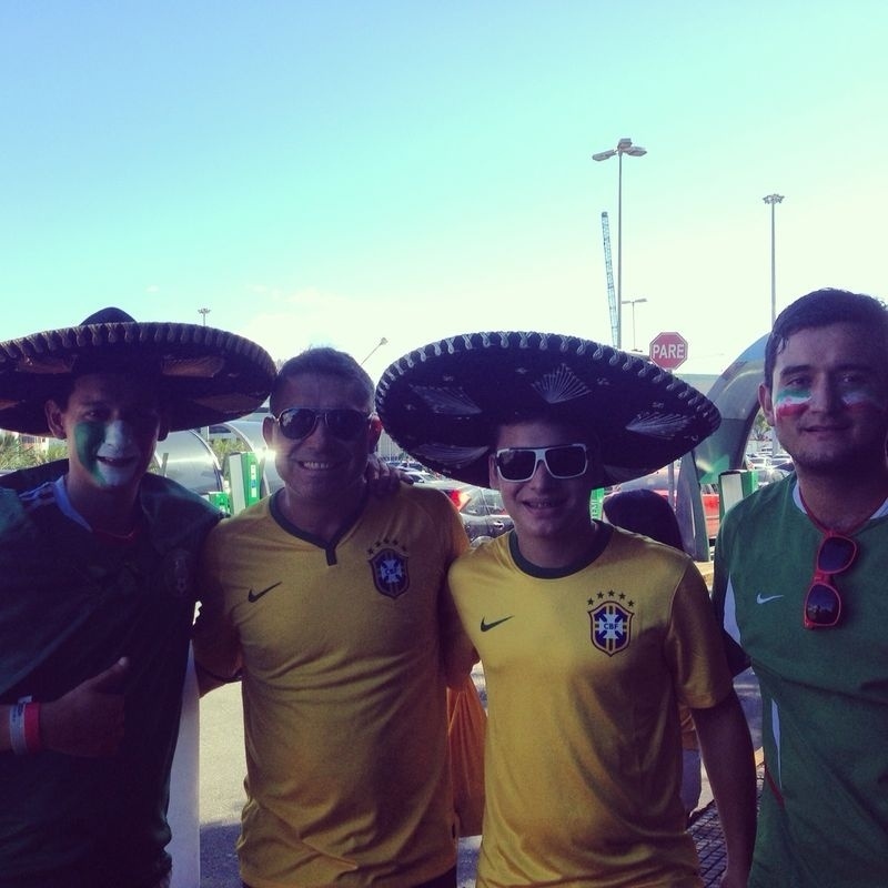 Encontro de Brasileiros e Mexicanos, uma prévia da confraternização que ocorrerá na Arena Castelão na próxima terça-feira. Mande sua foto com um gringo: use a hashtag #uolnacopa no Instagram ou Twitter. Você também pode enviar um WhatsApp para (11) 94288.3664