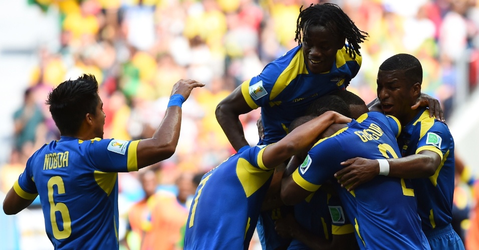 Equatorianos comemoram primeiro gol marcado na Copa do Mundo, contra a Suíça, em Brasília