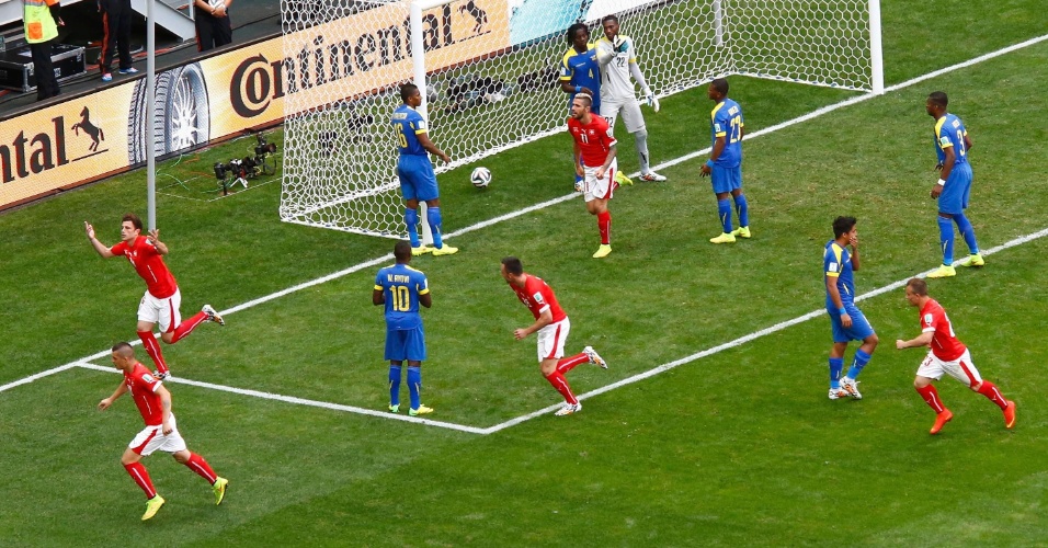 Equatorianos ficam sem reação depois de gol de empate da Suíça, na copa do Mundo