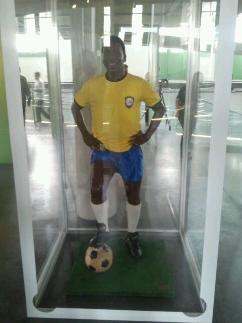 Estátua de cera de Pelé é um dos itens do museu do ex-jogador