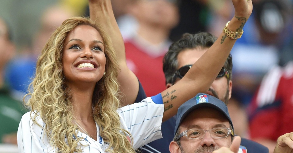 Fanny Neguesha se diverte na arquibancada em Manaus, acompanhando Balotelli ajudar a seleção italiana a vencer a Inglaterra