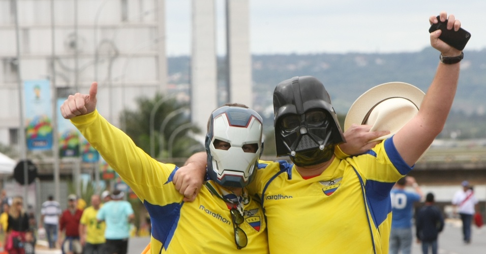 Fantasiados, torcedores do Equador fazem festa antes do jogo contra a Suíça