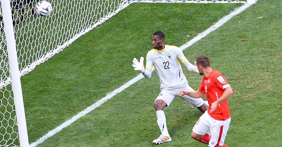 Haris Seferovic faz o gol da viradada Suíça contra o Equador, no Mané Garrincha