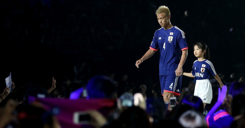 Honda chega para entrevista de despedida do Japão antes da viagem para a Copa do Brasil