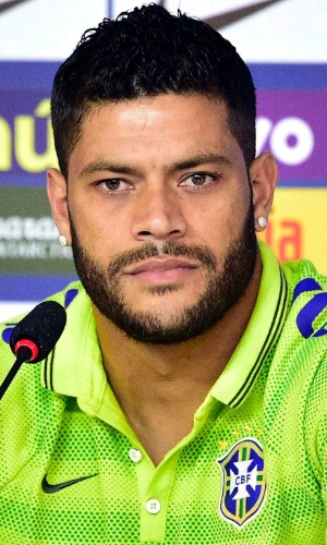 Hulk fala com os jornalistas durante coletiva de imprensa da seleção brasileira