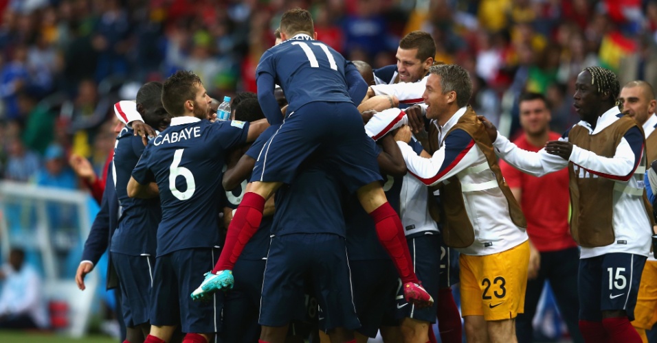 Jogadores da França comemoram o 2° gol do time contra Honduras