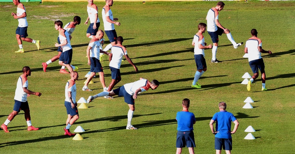 Jogadores da Holanda realizam treino físico enquanto são observados por Van Gaal
