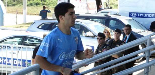 Luis Suárez chega para treinar com jogadores reservas após derrota do Uruguai por 3 a 0 para a Costa Rica