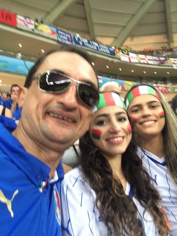 JT, Lorena e Hanielle na Arena da Amazônia, em Manaus, acompanhando Itália e Inglaterra. Mande sua foto no estádio: use a hashtag #uolnacopa no Instagram ou Twitter. Você também pode enviar um WhatsApp para (11) 94288.3664