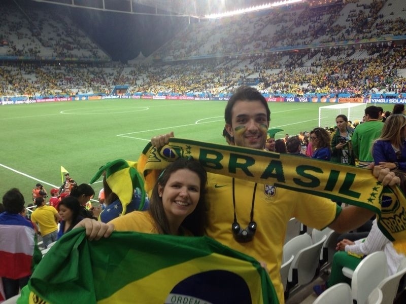 Casal Marina e Rodolfo, de Campinas, comemorando o Dia dos Namorados na estreia do Brasil na Copa, no Itaquerão. Mande sua foto no estádio: use a hashtag #uolnacopa no Instagram ou Twitter. Você também pode enviar um WhatsApp para (11) 94288.3664