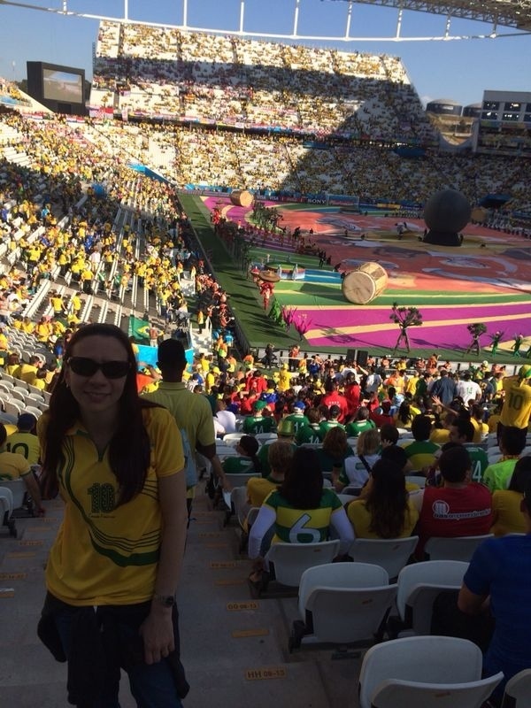 Paula marcou presença na abertura da Copa. Mande sua foto no estádio: use a hashtag #uolnacopa no Instagram ou Twitter. Você também pode enviar um WhatsApp para (11) 94288.3664