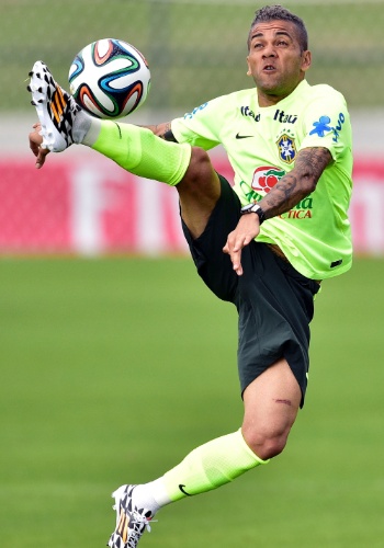 Daniel Alves participa do treino da seleção, que teve um coletivo com titulares enfrentando reservas